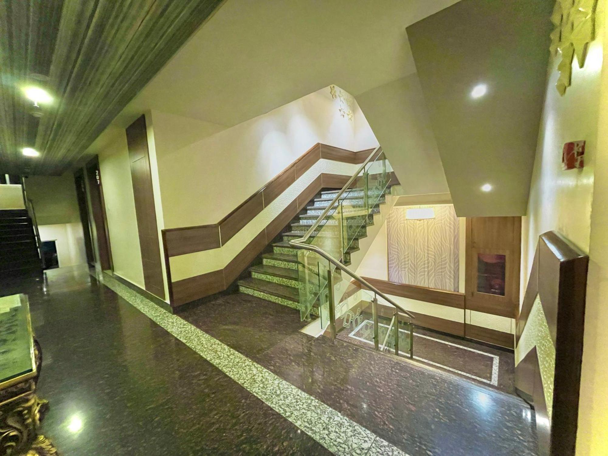 Hotel Kuber Palace ! Puri Near-Sea-Beach-And-Temple Fully-Air-Conditioned-Hotel With-Lift-And-Parking-Facility 外观 照片