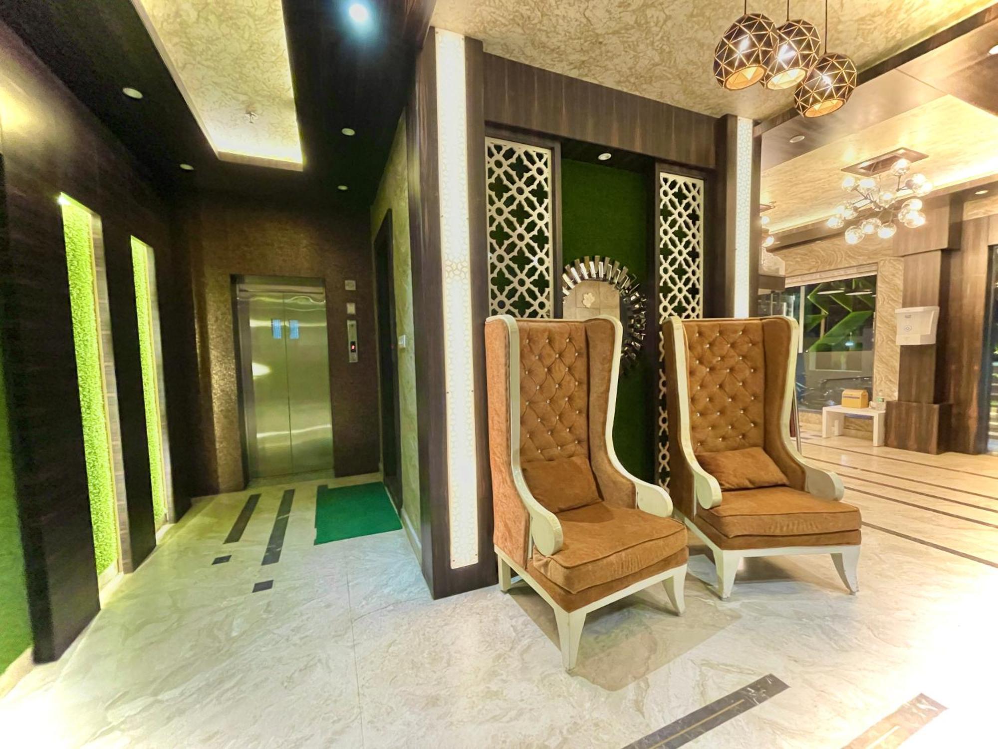 Hotel Kuber Palace ! Puri Near-Sea-Beach-And-Temple Fully-Air-Conditioned-Hotel With-Lift-And-Parking-Facility 外观 照片