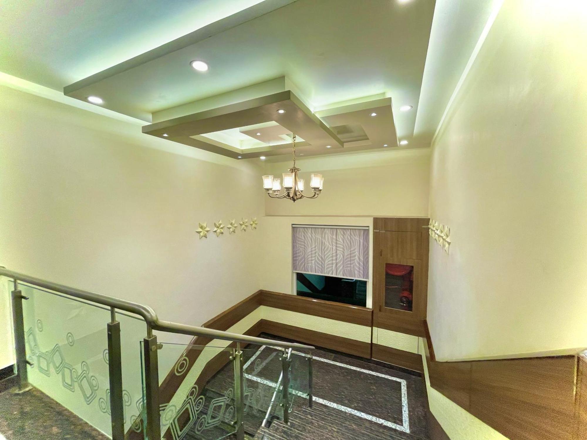 Hotel Kuber Palace ! Puri Near-Sea-Beach-And-Temple Fully-Air-Conditioned-Hotel With-Lift-And-Parking-Facility 外观 照片