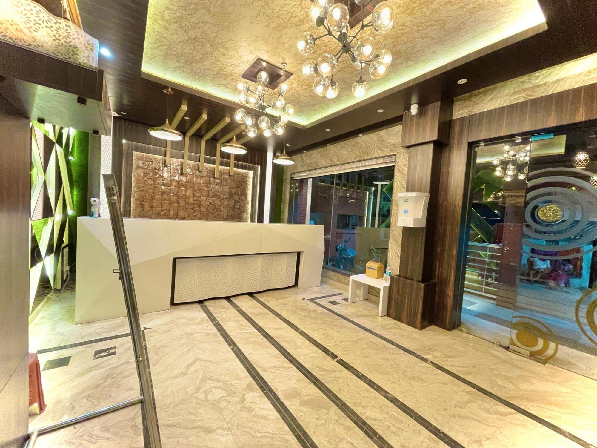 Hotel Kuber Palace ! Puri Near-Sea-Beach-And-Temple Fully-Air-Conditioned-Hotel With-Lift-And-Parking-Facility 外观 照片